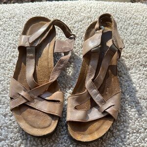 Naot Women's Tan Sandals 39 8